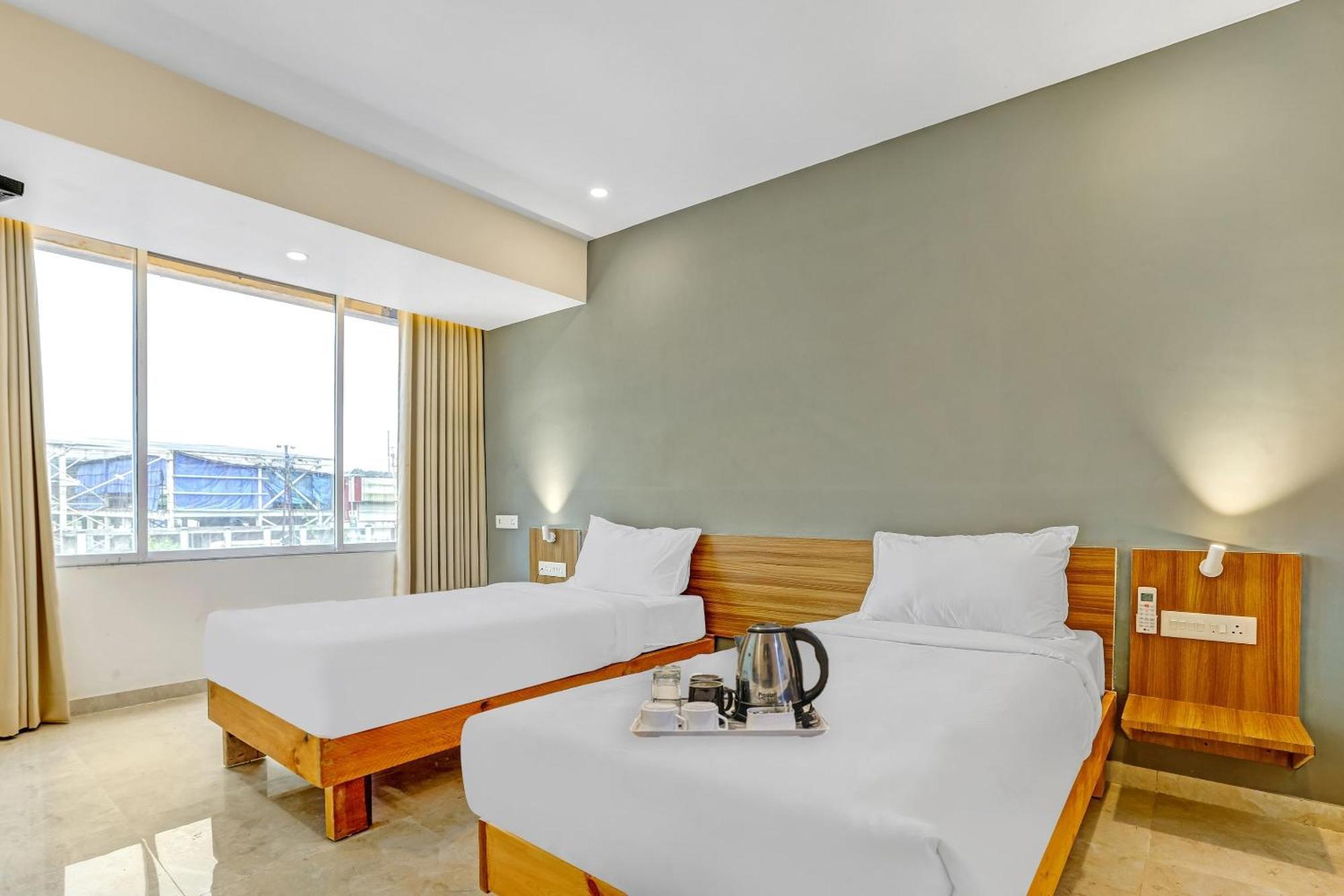 Townhouse Somani Hotel Apta Exterior photo