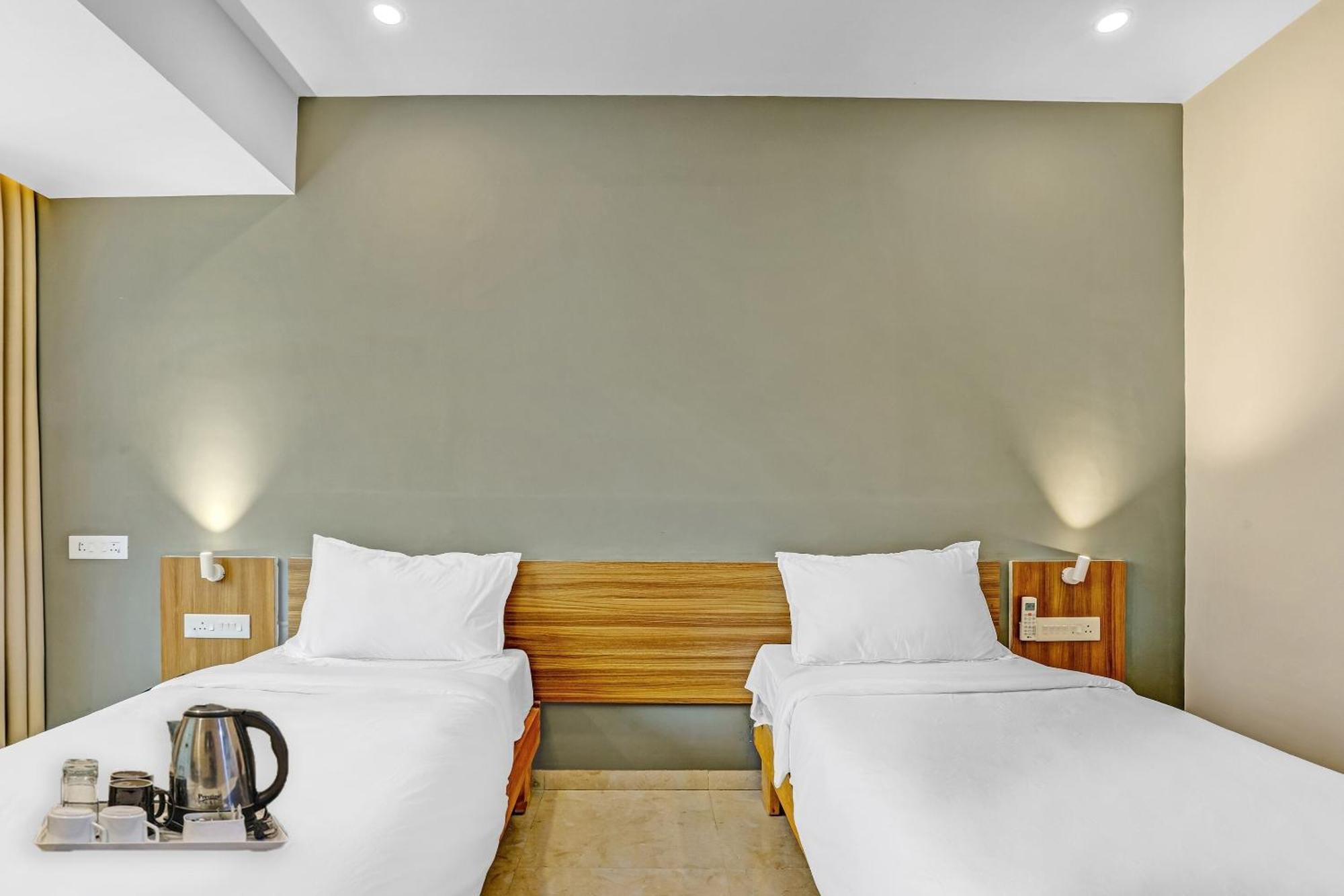 Townhouse Somani Hotel Apta Exterior photo