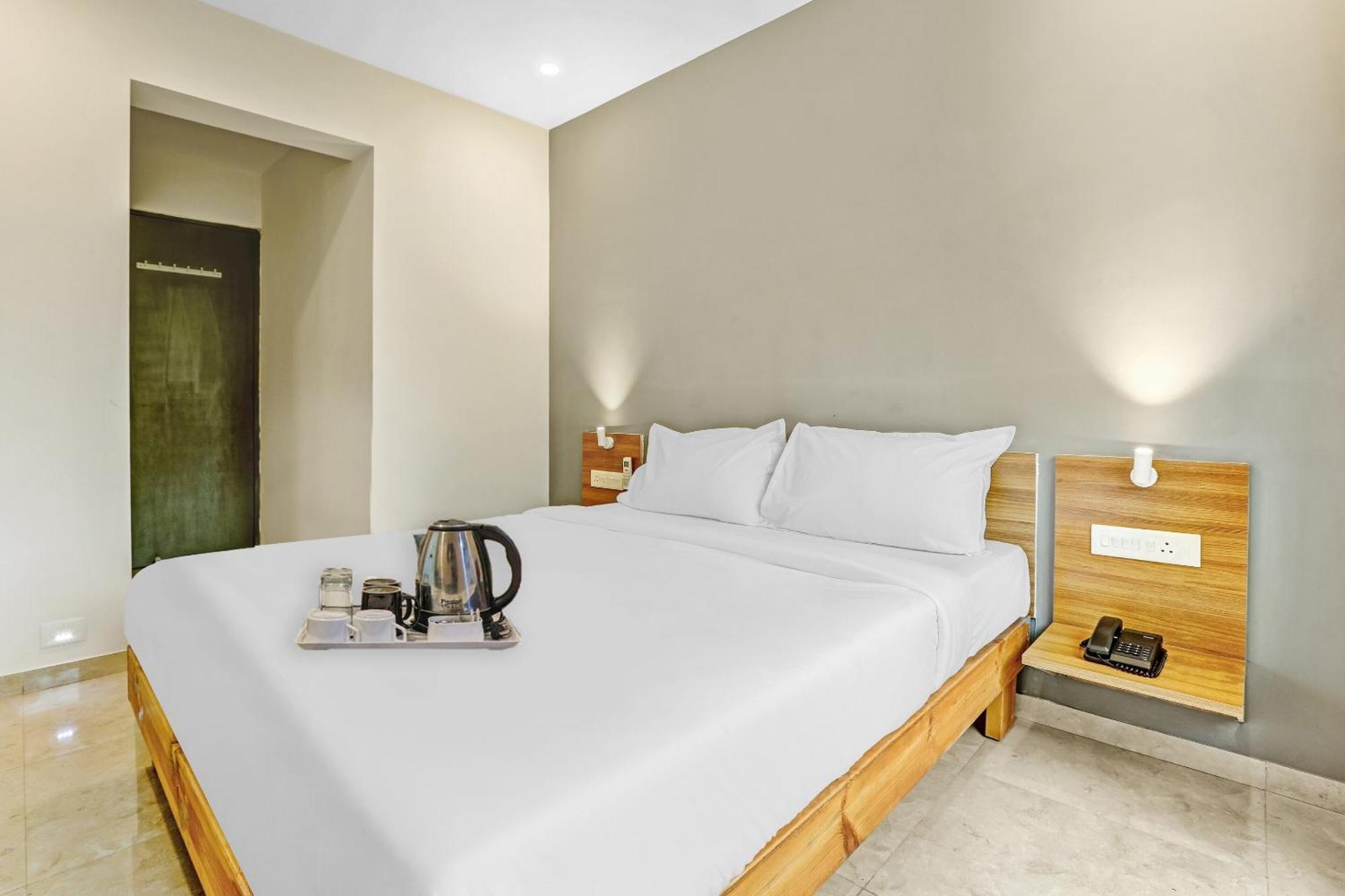 Townhouse Somani Hotel Apta Exterior photo